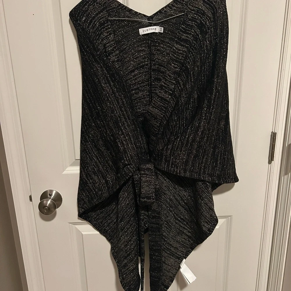 ⭐️$5 when bundled!⭐️One size Just Fab NWT sweater wrap gold and black